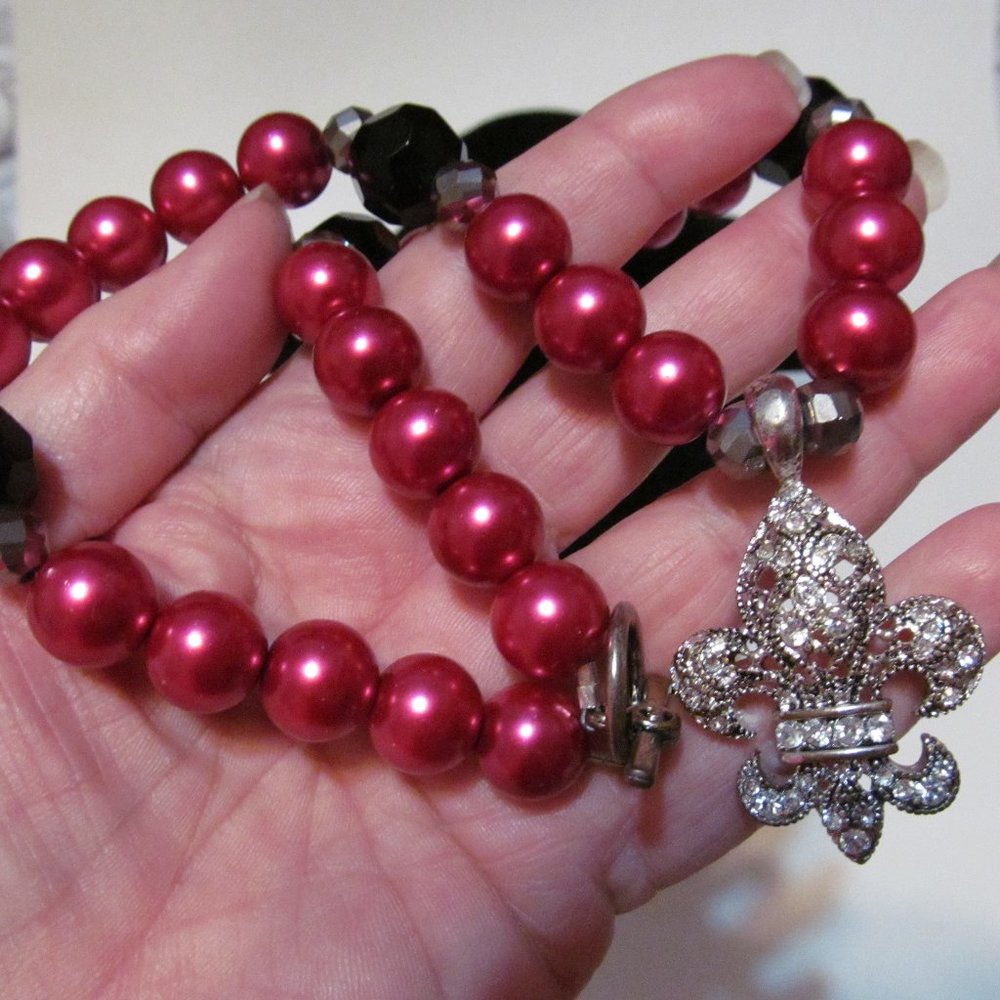 Glass bead choker necklace Fleur de Lis pendant